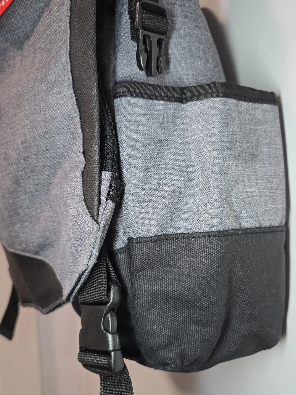 Skip Hop compact messenger